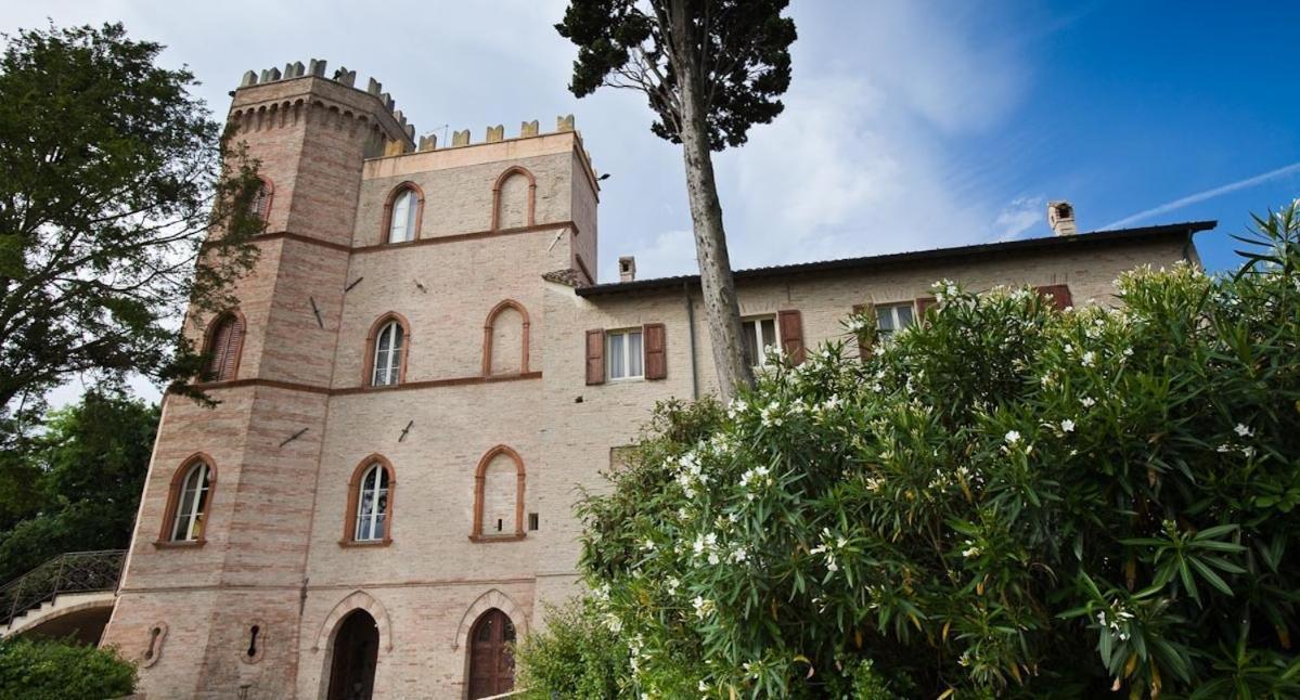 Castello Montegiove Hotel Fano Kültér fotó