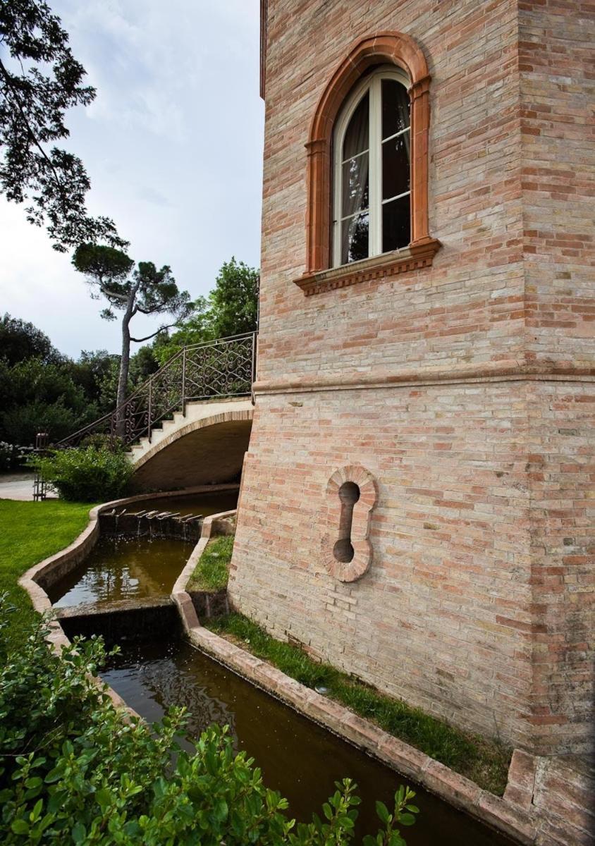 Castello Montegiove Hotel Fano Kültér fotó