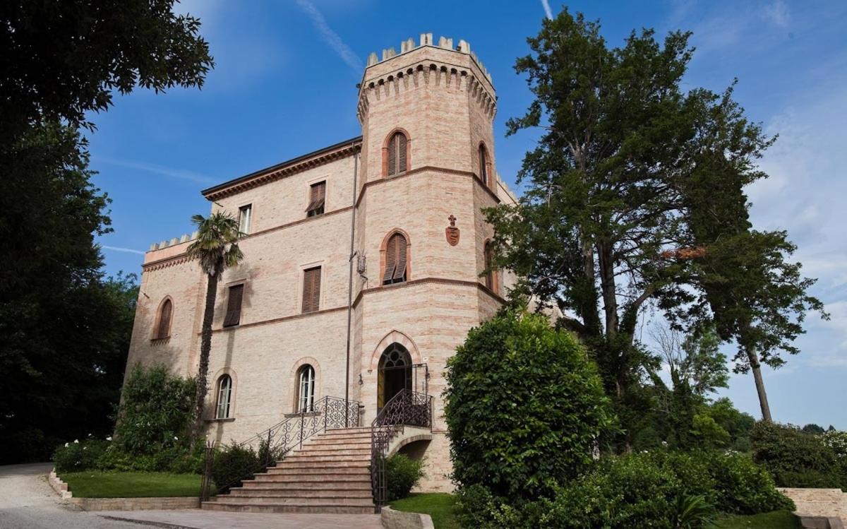 Castello Montegiove Hotel Fano Kültér fotó